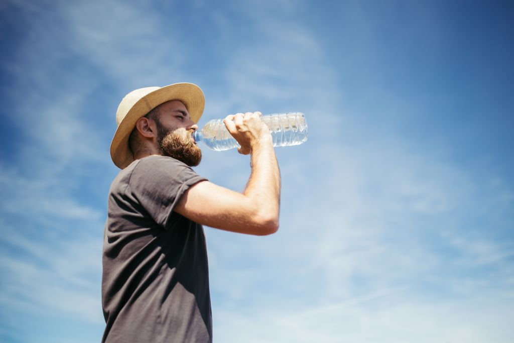 Beber água e se manter hidratado é ainda mais importante no verão